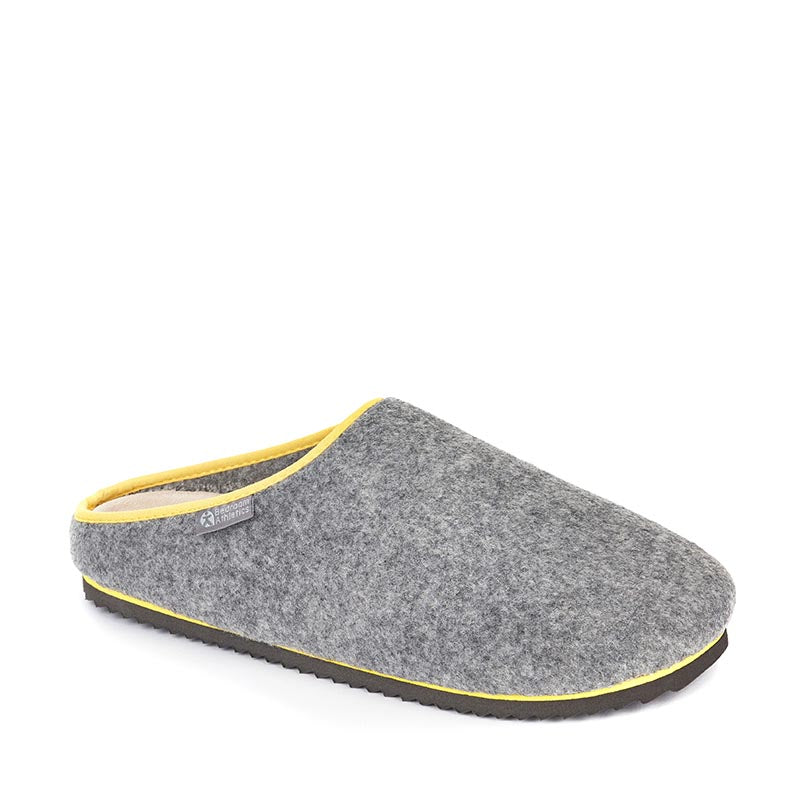 The Brody Felt Slipper Clog in Light Grey is made of high quality felt with contrast piping it offers a smart slipper option with warmth and great foot support. Bedroom Athletics offers a wide range of premium quality slippers, slip on boots and loungewear.