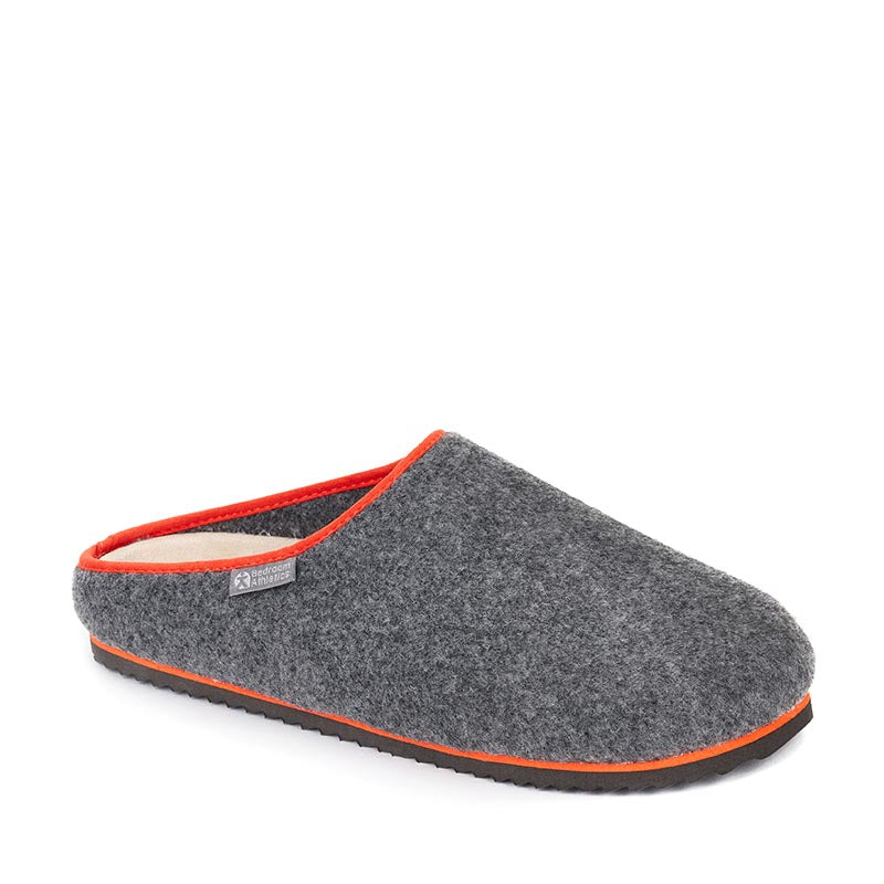 The Brody Felt Slipper Clog in Grey is made of high quality felt with contrast piping it offers a smart slipper option with warmth and great foot support. Bedroom Athletics offers a wide range of premium quality slippers, slip on boots and loungewear.