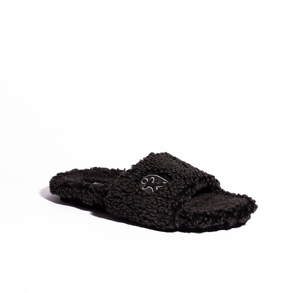 The Efron Snow Tipped Sherpa Slipper Slider in Washed Black is great for indoor or outdoor wear, the Efron is an easy to wear all season option. Bedroom Athletics offers a wide range of premium quality slippers, slip on boots and loungewear.