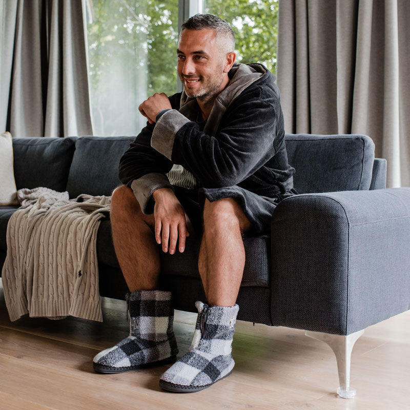 The Men's Moore Flannel Fleece Dressing Gown in Black is a soft fleece lining and a cozy hood. Bedroom Athletics offers a wide range of premium quality slippers, slip on boots and loungewear.