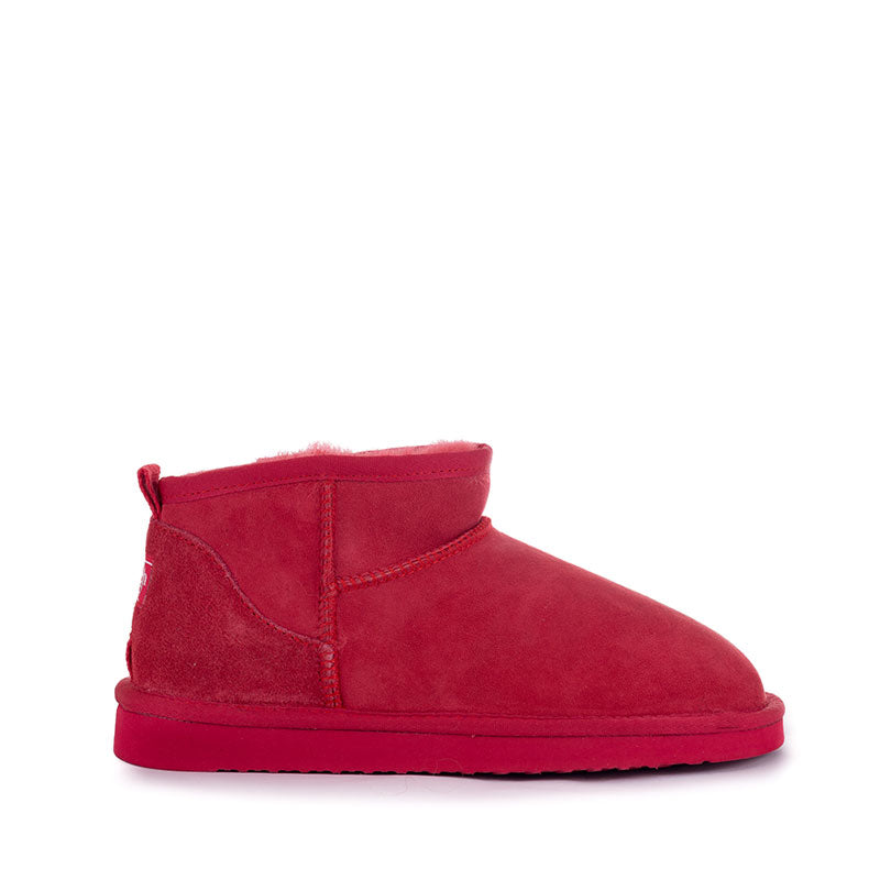 The Carmen Double Faced Sheepskin Mini Boot in Bright Pink is an easy to slip on and off. Great for keeping your feet warm when it’s cold and cool when its warm. Bedroom Athletics offers a wide range of premium quality slippers, slip on boots and loungewear.